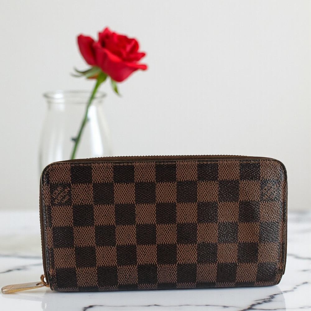 Authentic Louis Vuitton Damier Ebene Zippy Wallet MSRP $900 Includes COA
